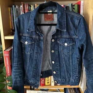 Levi’s cropped dark denim jacket